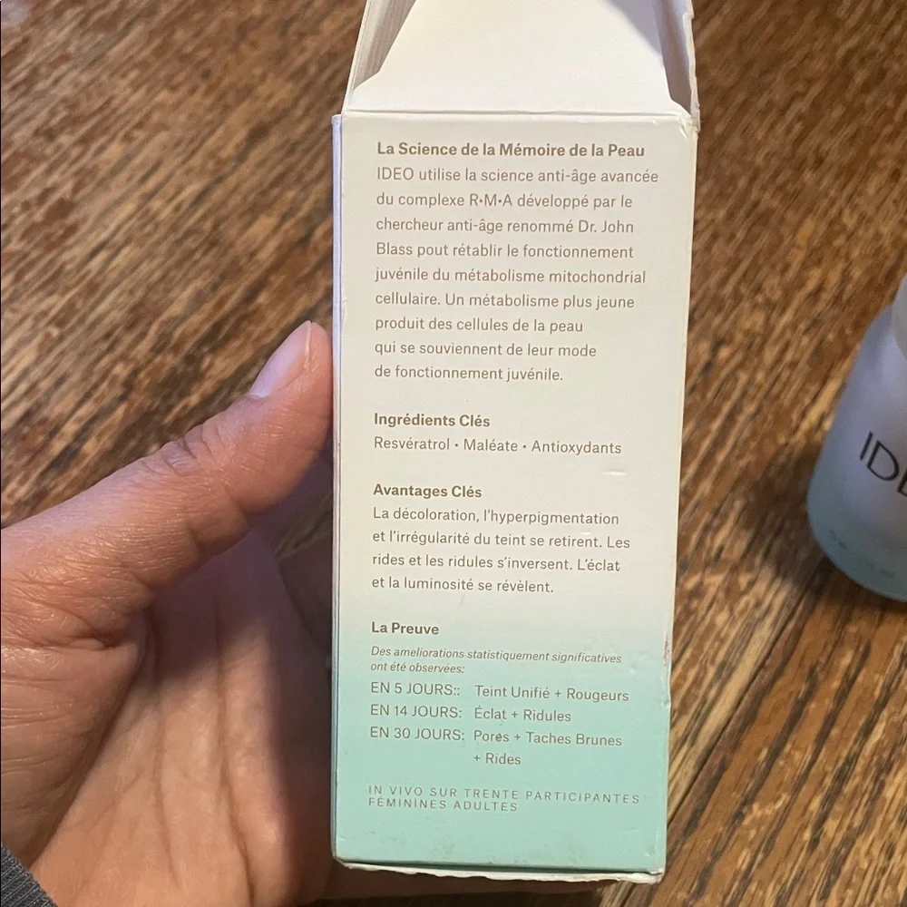 Skin Memory Serum - White and Cream